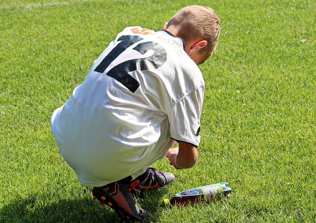 足球欧洲杯训练场出现意外，球员脚踝受伤