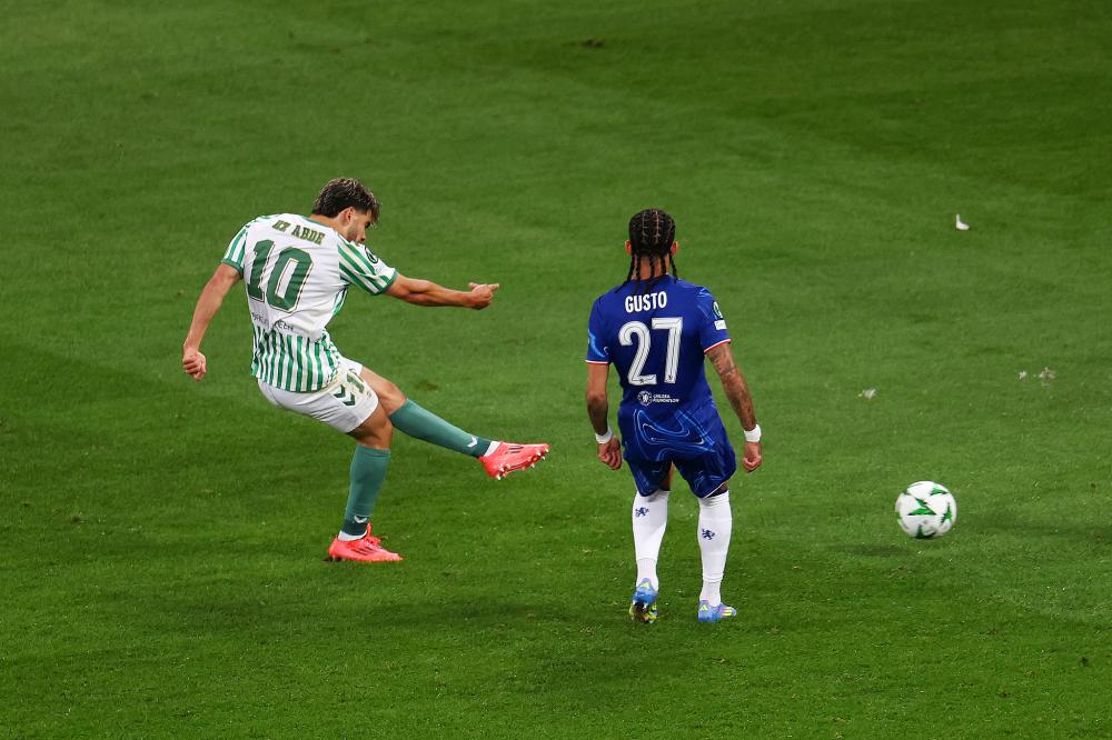 陈威vs柔佛新山半场数据：贡献5次扑救，评分暂为全场最高